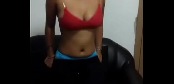  Desi girl showing boobs.... clear audio hindi